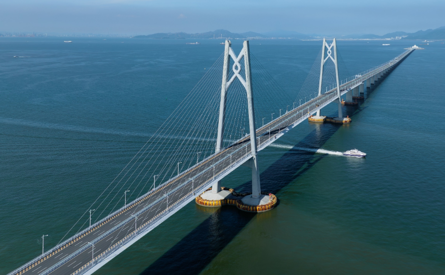 横跨伶仃洋的港珠澳大桥