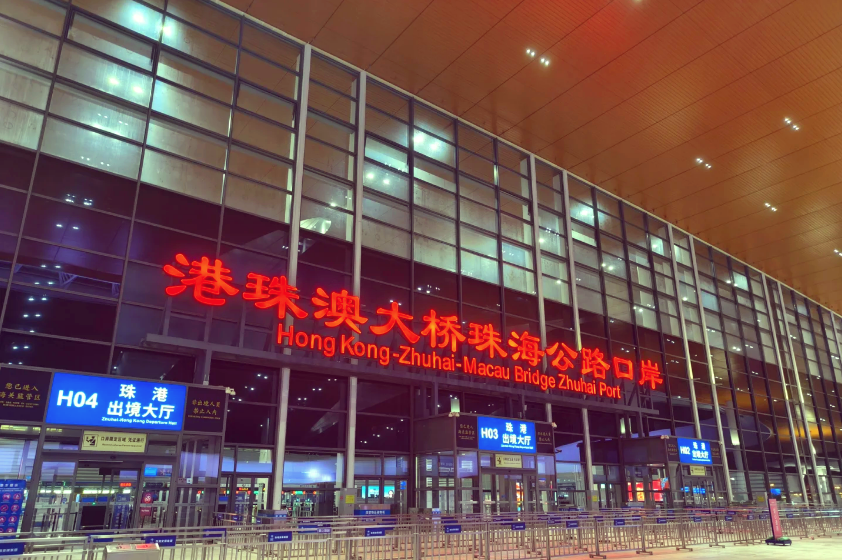 灯火通明的港珠澳大桥口岸