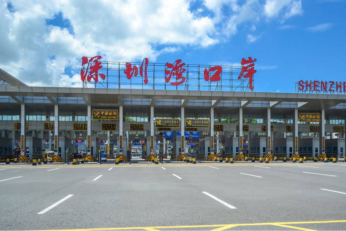 深圳湾口岸粤港两地车通关边检