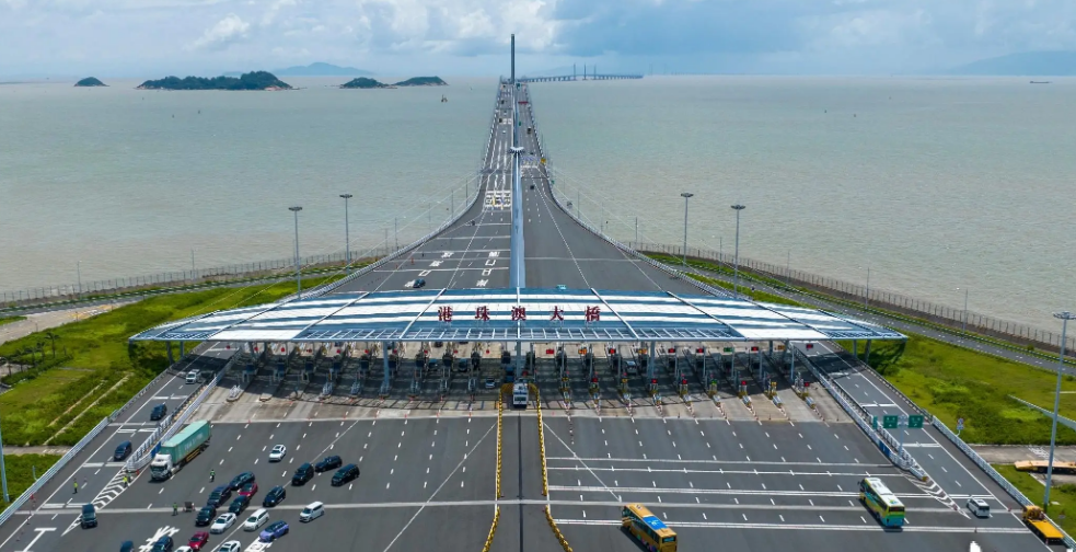 港珠澳大桥口岸开通后，成为中港车牌通行的重要新选择