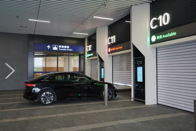 车辆开进存车处。摄/伍超贤